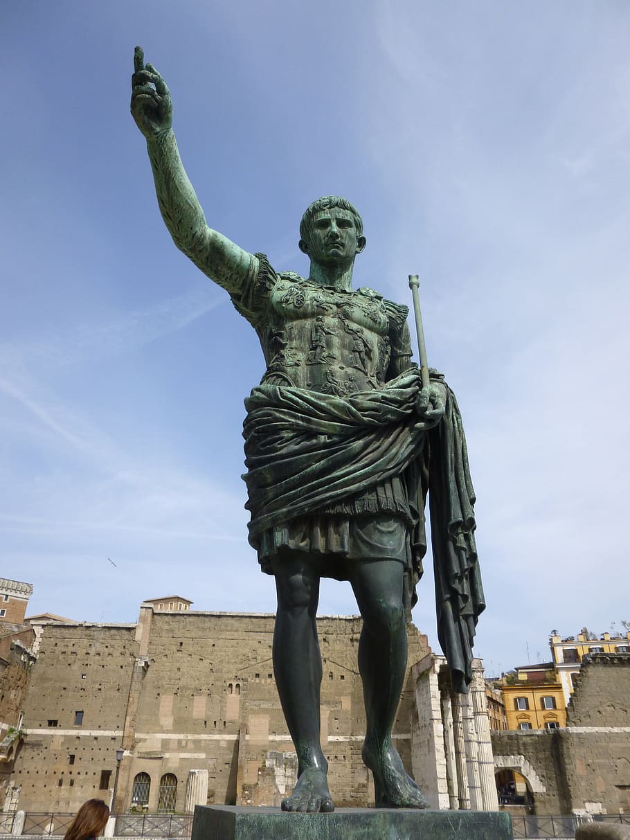 fotografía de vista de gusanos, perfil, estatua del hombre, Julio César, César, estatua, Italia, Roma, viajes, escultura