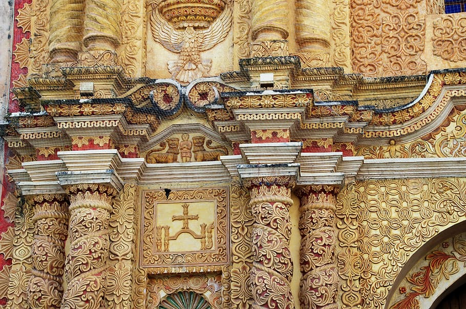 México, Chiapas, San Cristóbal, Iglesia, fachada, arquitectura, esculturas, arenisca amarilla, decoración, historia