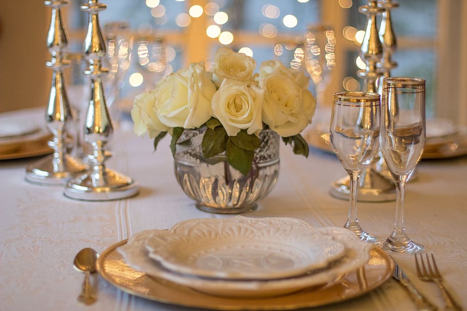 branco, rosas, limpar, taça de champanhe em vidro, cerâmica, prato, mesa, ajuste de lugar, jantar, cenário