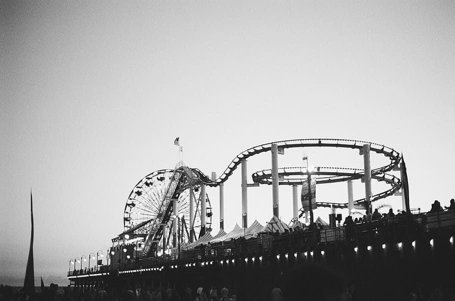 fotografi grayscale, karnaval, roller, coaster, grayscale, fotografi, taman hiburan, wahana, roller coaster, kincir ria