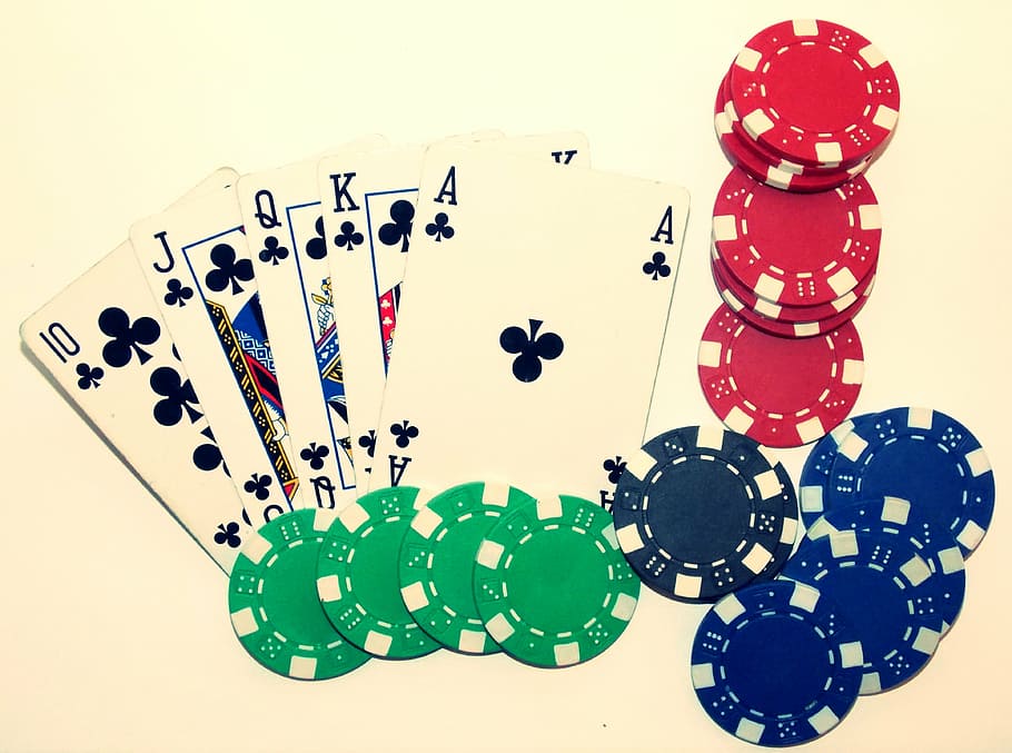 cinco, jugando, cartas, al lado, fichas de póker, póker, casino, escalera real, juego de cartas, ganador