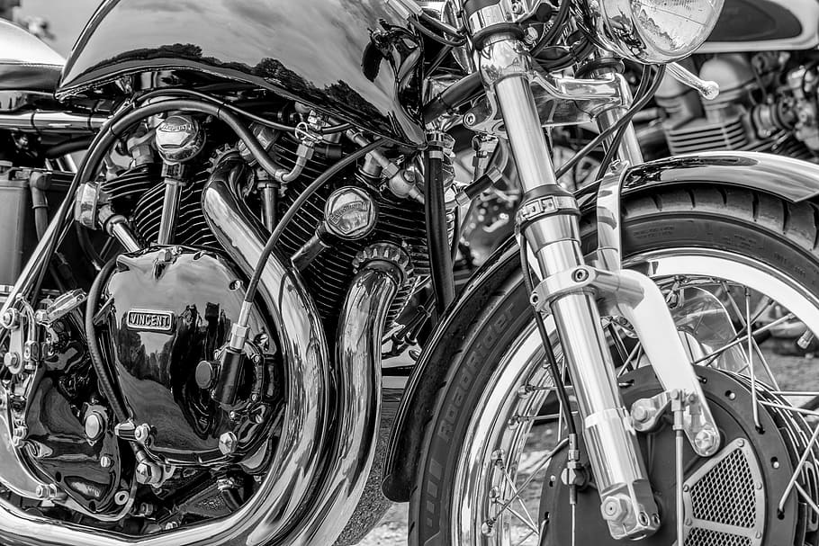 Fotografía en escala de grises, motocicleta, Vincent, blanco y negro, bicicleta, calle, estacionado, motocicleta vintage, paseo, vehículo