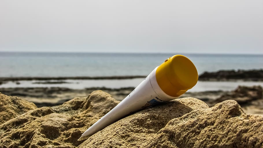 superficial, fotografía de enfoque, blanco, botella de tubo, orilla del mar, crema solar, verano, playa, protección, bronceado