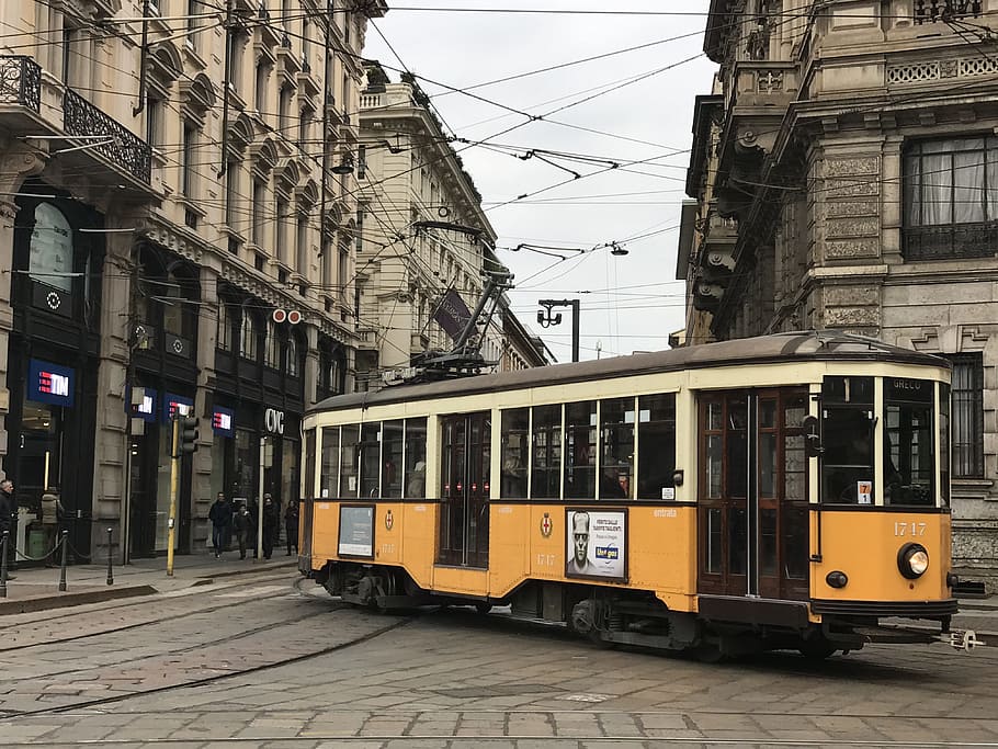Milão, Itália, Bonde, teleférico, cena urbana, rua, transporte, cidade, vida urbana, modo de transporte