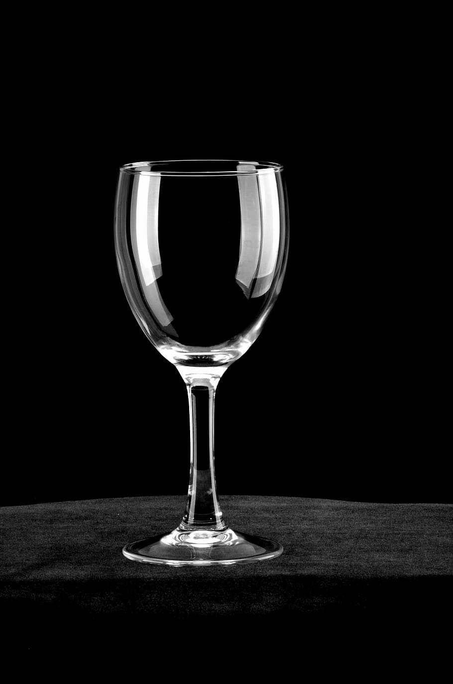 テーブルの上のワイングラス, ガラス, 白のストライプ, ゴブレット, 赤ワイングラス, ワイングラス, 飲用グラス, 黒の背景, アルコール, 黒色