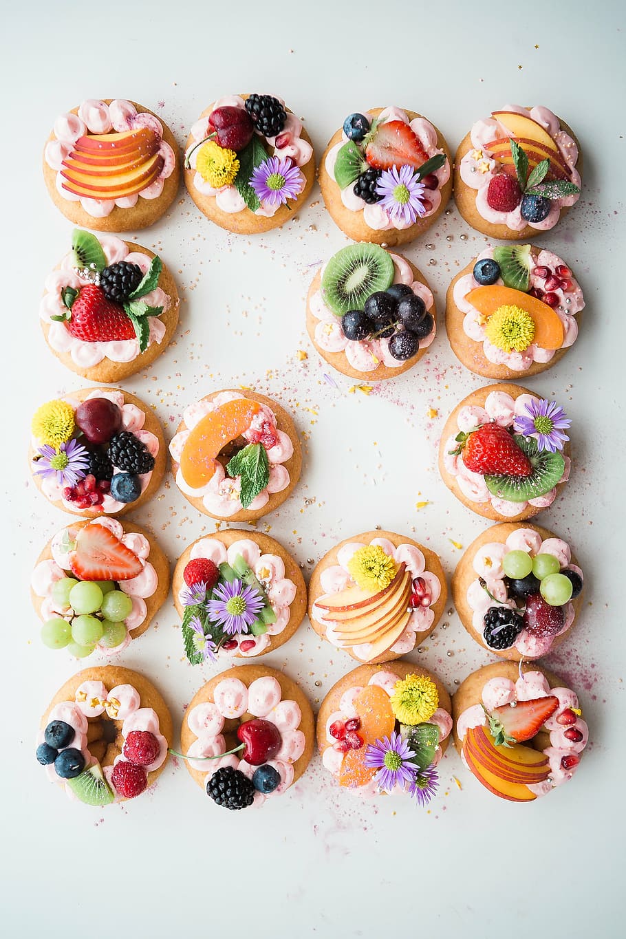 buah-buahan aneka warna, cupcake, makanan penutup, permen, makanan, buah-buahan, bunga, topping, makanan dan minuman, makanan manis