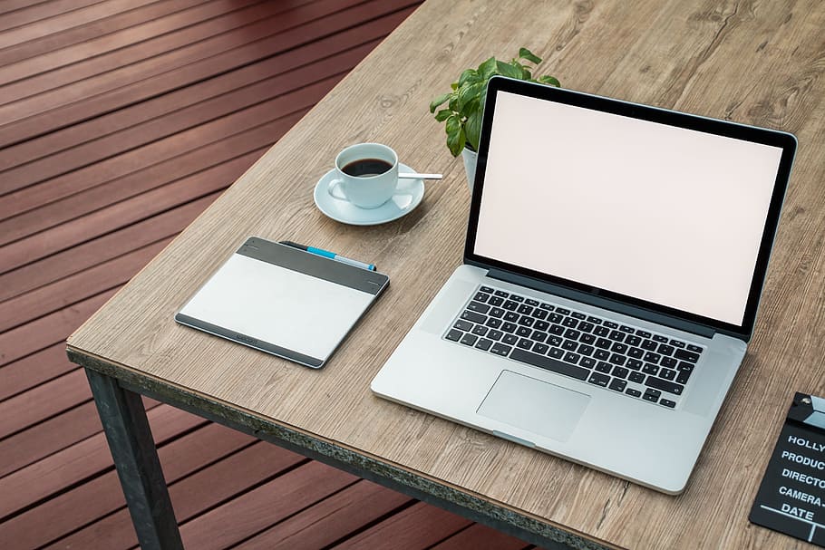 macbook, pro, gris, madera, mesa, taza de café, MacBook Pro, mesa de madera, maqueta, computadora portátil