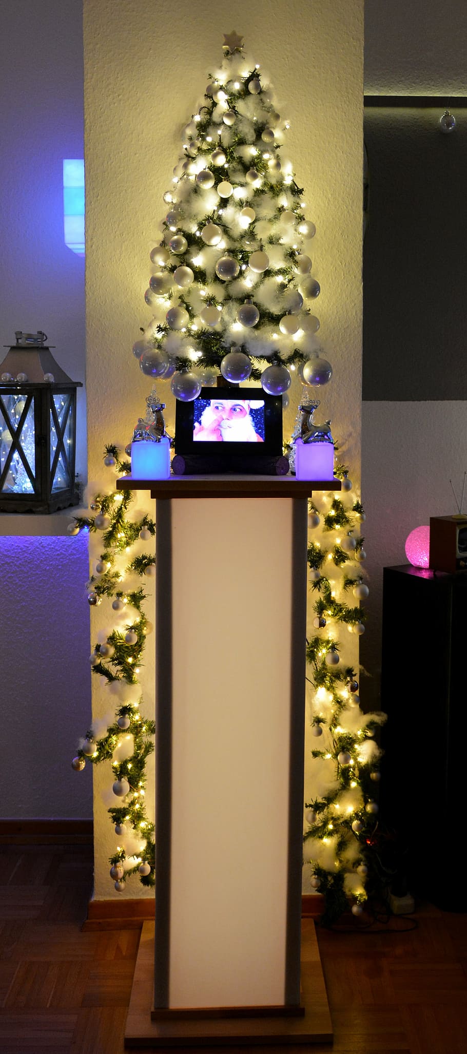 christmas, christmas tree, pillar, garland, fir garland, lights, christmas time, weihnachtsbaumschmuck, mood, atmosphere
