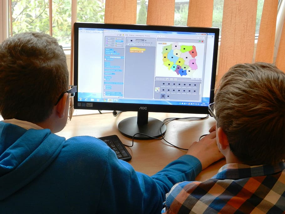 dois, menino, jogando, computador, ao lado, claro, janela de vidro, o aluno, estudantes, escola