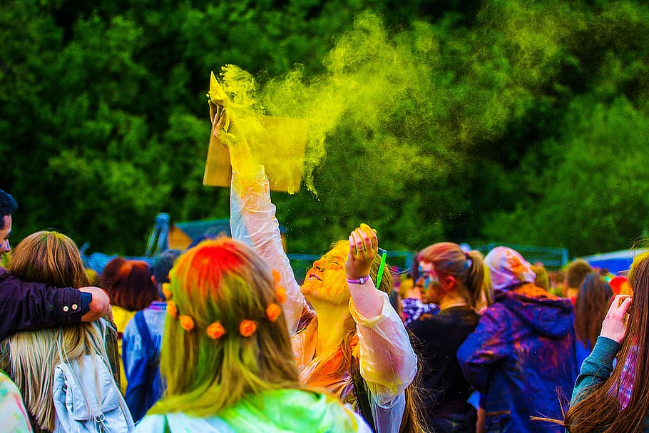 el festival de colores, holi, moscú, 2017, flashmob, personas, pintura, mujeres, sentado, foto