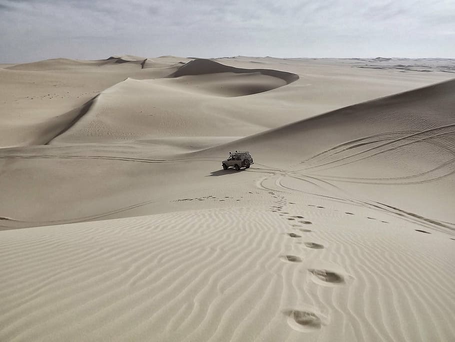 砂丘, 写真, 灰色, suv, デザート, 昼間, 砂漠, 砂, 足跡, タイヤトラック