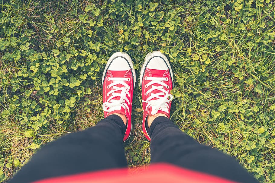 rojo, zapatos, hierba fpv, niña, zapatos rojos, hierba, FPV, lindo, se siente, feliz