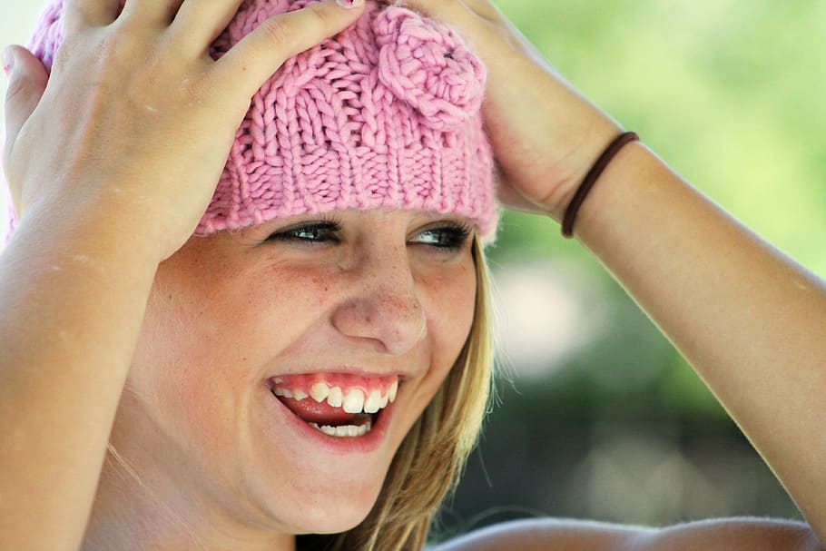 wanita, mengenakan, pink, topi beanie, gadis, topi, bahagia, tertawa, wajah, imut