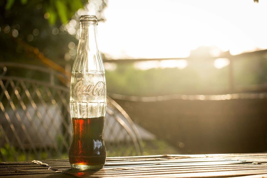 botella de vidrio de coca-cola, mesa, selectivo, foco, foto, coca, cola, botella, coca cola, compañía