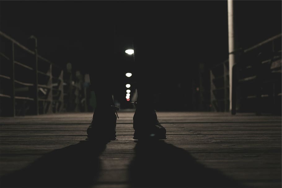 persona, en pie, de madera, puente, noche, silueta, zapatos, oscuro, sombras, madera
