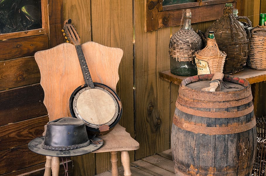 sombrero de vaquero, instrumento de cuerda, silla, al lado, barril de vino, escena, salvaje oeste, estados unidos, américa, oeste