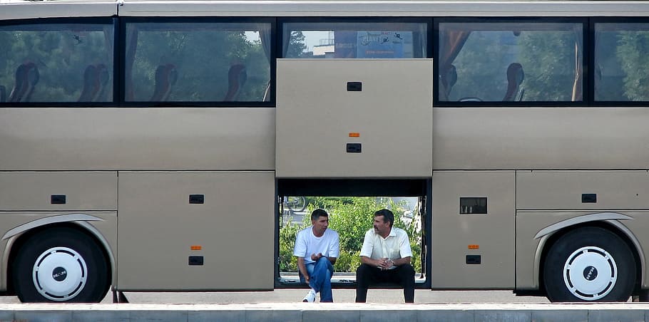 dos, hombres, sentado, compartimento del autobús, conductor, autobús, tomar un descanso, final del viaje, entrenador, pausa