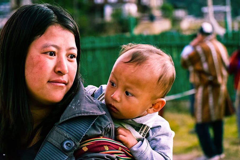 子供とブータンの女性​​, ブータンの子供, 母親と小さな子供, 母親を運ぶ子供, ブータン, 母親が子供を抱く, 男の子, かわいい, 旅行, 休暇