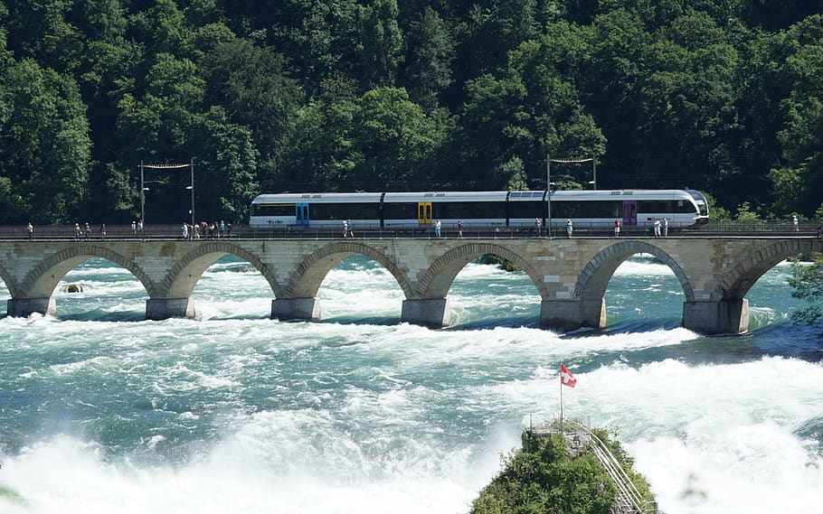 Rin cae, agua alta, Schaffhausen, Neuhausen am Rheinfall, masa de agua, roca, roca lenta, puente ferroviario, Rin, Suiza