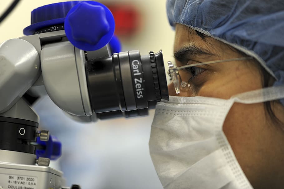 pessoa usando microscópio, médico, tecnologia, transplante, operação, córnea, olho, médicos, procedimento, equipamento