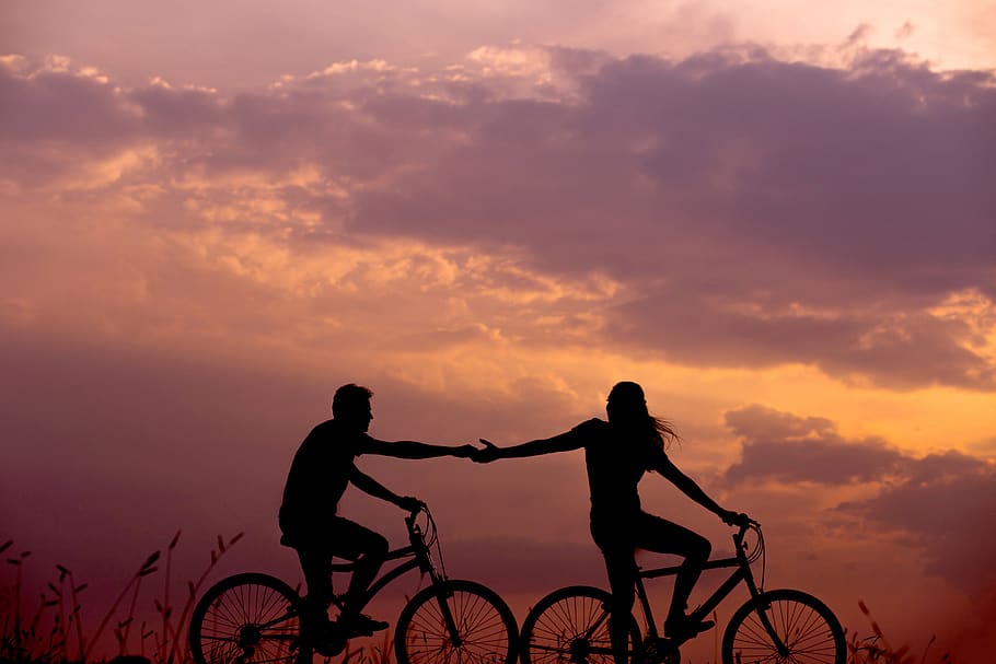 silueta, bicicleta, pareja, tomados de la mano, hojas, hierba, naturaleza, nubes, puesta de sol, cielo