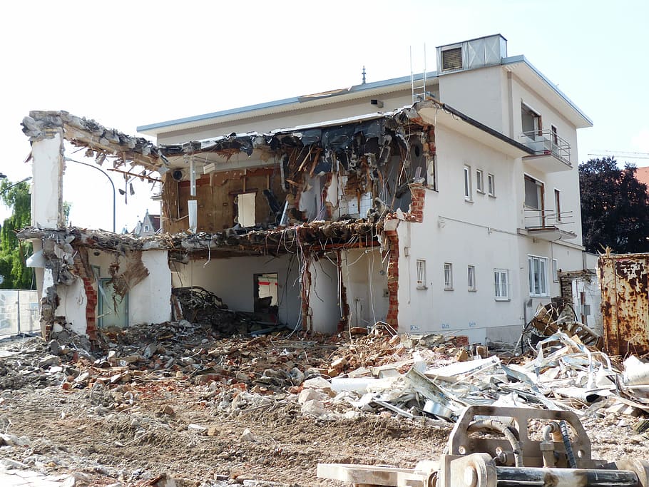 destruido, blanco, concreto, 3 pisos, edificio de 3 pisos, durante el día, demolición, escombros del edificio, choque, sitio