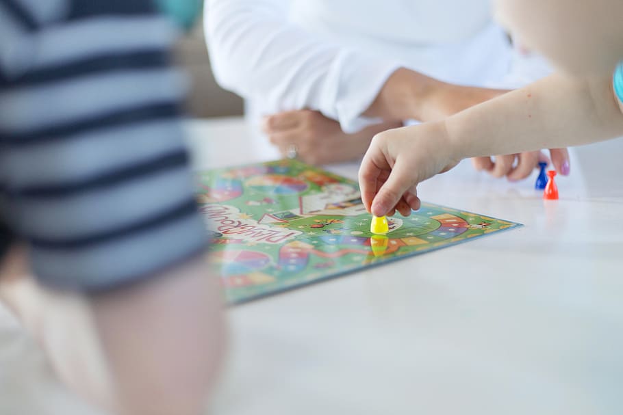 jogando, jogo, crianças, mesa, mãos, conselho de administração, entretenimento, quebra-cabeça, peças, criança
