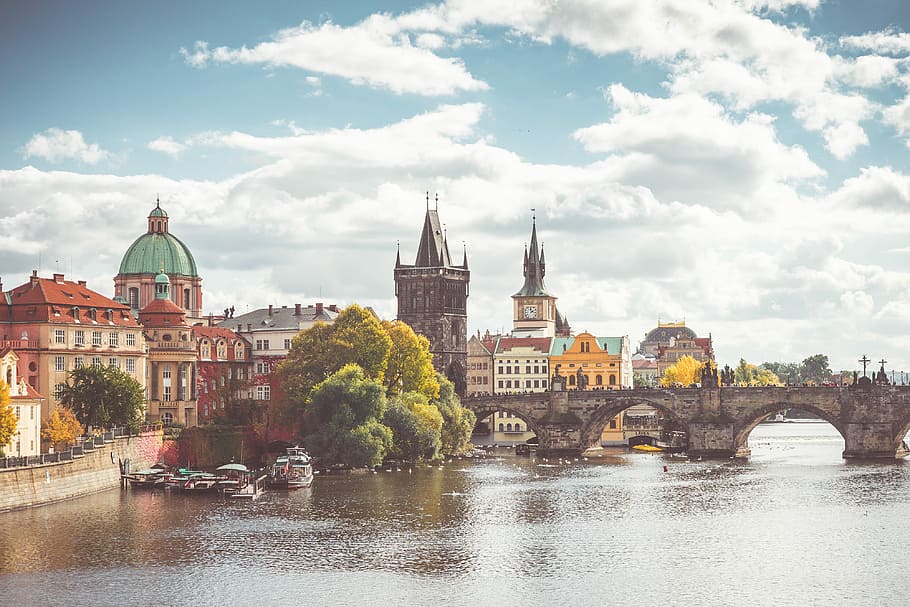 Jembatan Charles, Sungai Vltava, Cerah, Praha, arsitektur, musim gugur, perahu, jembatan, bangunan, kota