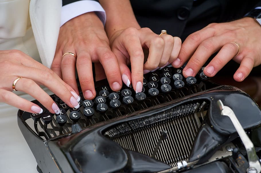 primer plano, fotografía, dos, persona, tenencia, negro, máquina de escribir, manicura, dedos, manos