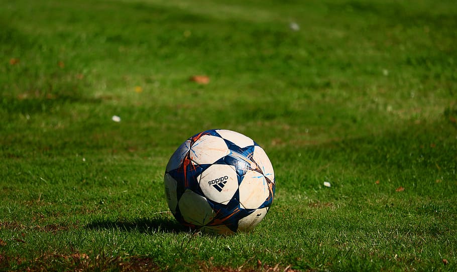 アディダスサッカーボール, 芝生のフィールド, サッカー, 組成, 影, フィールド, 緑, 白, 青, 色