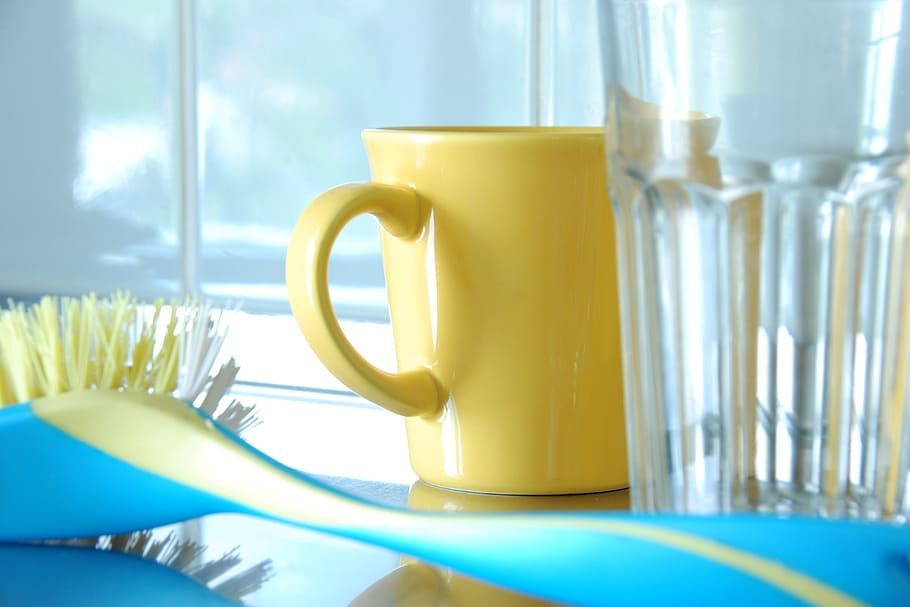 amarillo, taza, claro, vaso de vidrio, vida cotidiana, lavado de platos, vaso, vidrio, cepillo para lavar platos, presupuesto
