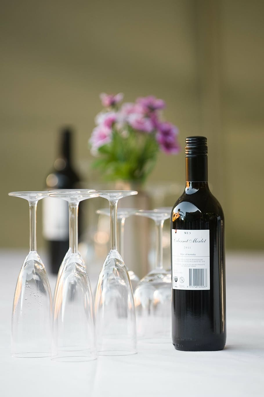 selektif, foto fokus, botol anggur, gelas, putih, permukaan, anggur, makan, restoran, makan malam