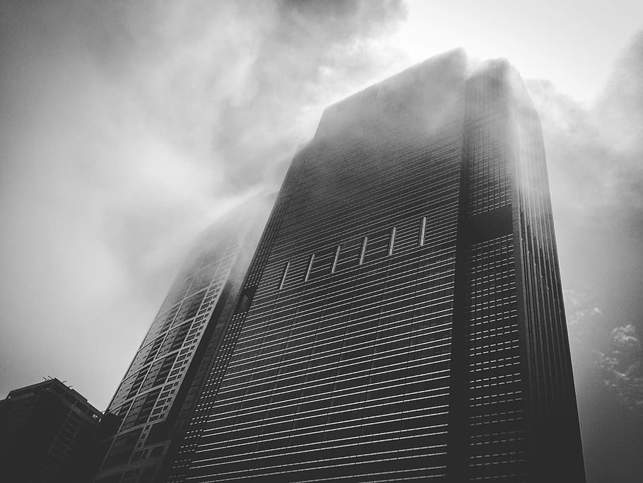 グレースケール写真, 高層, 建物, グレースケール, 写真, タワー, 建築, 霧, 雲, 黒と白