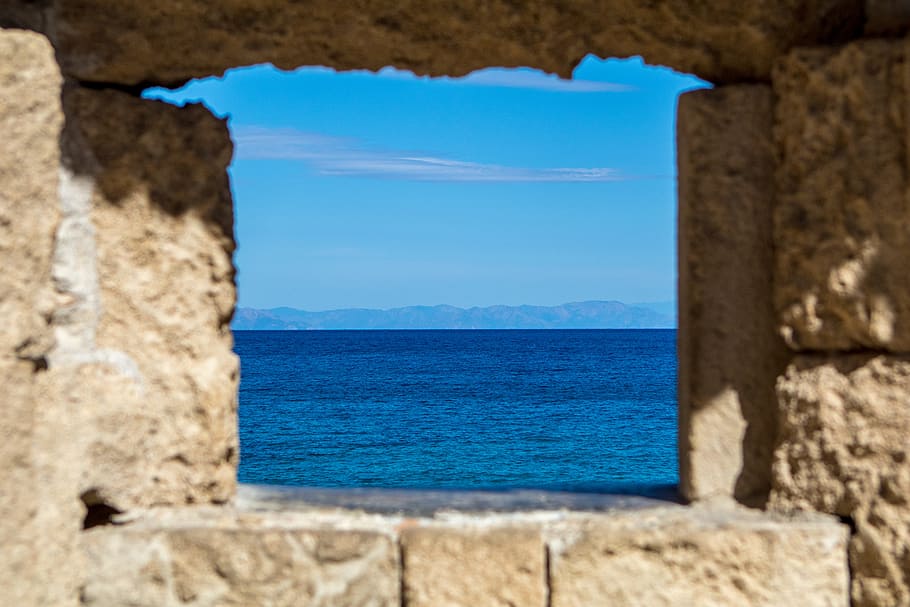 Вода на греческом. Blue Sea Греция. Фасад у воды Греция. Картинки Греции синее голубое белое.