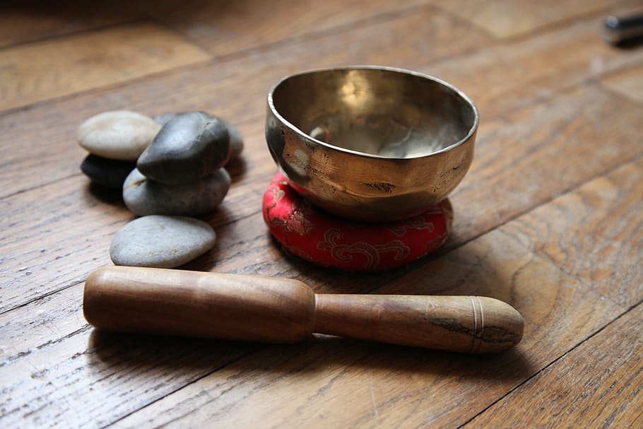 gris, metal, marrón, madera, mortero, mano de mortero, cuenco tibetano, meditación, guijarro, madera - material