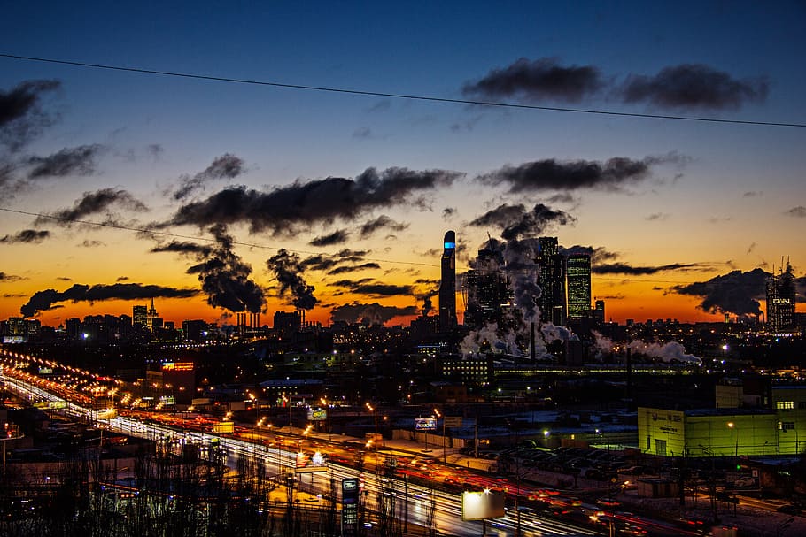 cidade de moscovo, 2017, madrugada, de manhã, cedo, arranha-céus, edifício de vários andares, céu azul escuro, máquinas, timelapse