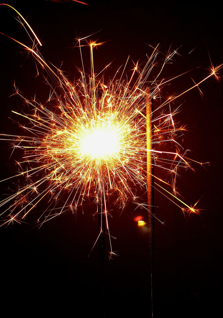 bengala, celebración, fuego, fuegos artificiales, saludo, felicitaciones, tarjetas de felicitación, luz, día de año nuevo, saludo de año nuevo