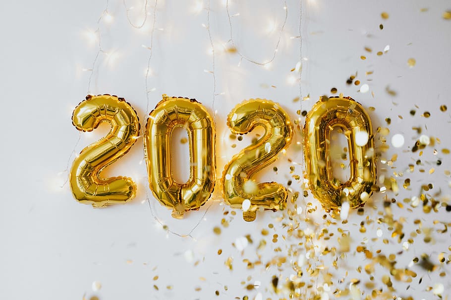 2020, víspera de año nuevo, fiesta de año nuevo, globos, oro, confeti, fiesta, diversión, en el interior, color dorado