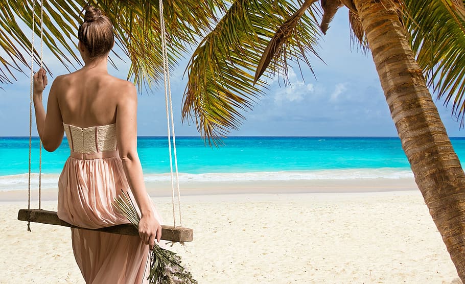 mulher, sentado, balanço, assistindo, beira mar, praia, mar, balanço azul, costa, paisagem