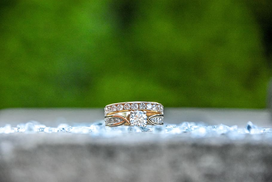 cincin berwarna emas, bening, batu permata, berlian, pernikahan, pertunangan, cincin, perhiasan, blur, berlian - batu permata