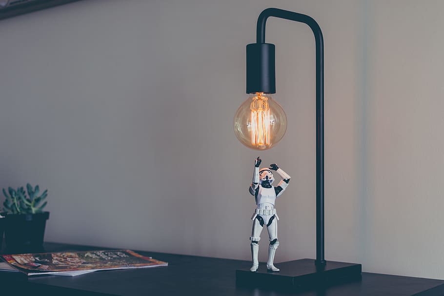 figura de stormtrooper, lámpara de mesa, star wars, storm trooper, vestuario, figura, figura de acción, bombilla, luz, chispa