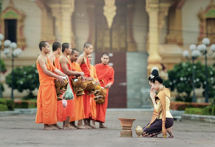 女性, ひざまずく, フロント, 真ちゅう色のコンテナ, 僧侶たち, 私は祈る, バンコク, アジア, シンボル, 信じる