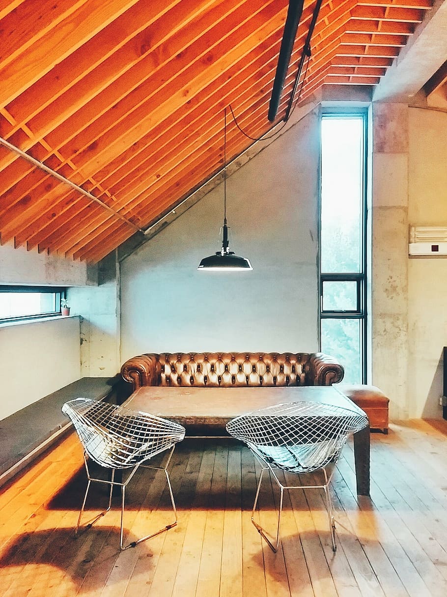 2, 灰色, 金属製の椅子, 横, 木製, センターテーブル, カフェ, 雰囲気, 照明, 感触