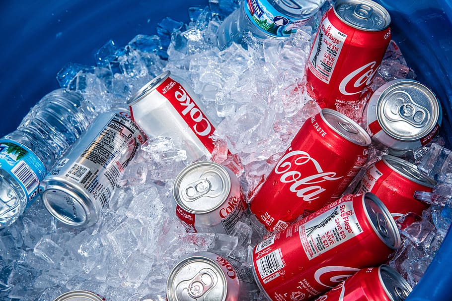 coca-cola, agua, hielo, refrescos, contenedor, vista de ángulo alto, ninguna gente, rojo, botella, gran grupo de objetos