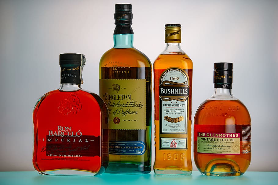 licores de marca variada, ron, whisky, alcohol, botella, para emborracharse, extracto, borrachera, alcohol fuerte, bebidas