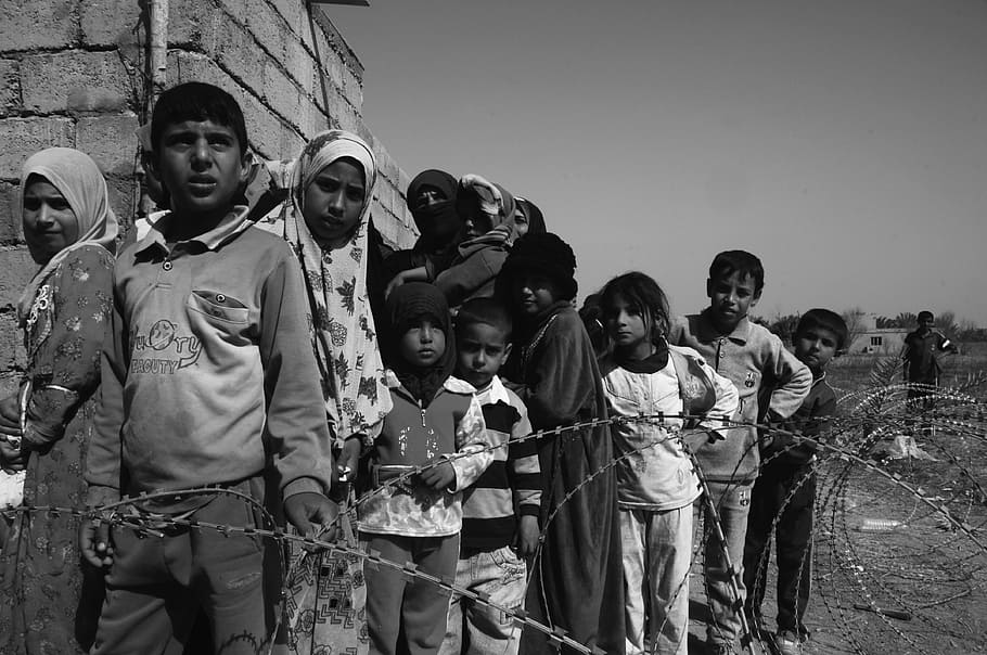 foto en escala de grises, niño, niños de guerra, hambre, tristeza, línea de espera, esperando comida, irak, operación militar, pobreza