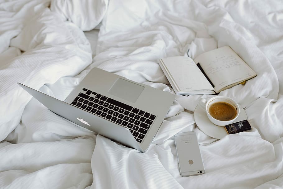 trabalhando, laptop, desfrutando, café da manhã café, chocolate, cama, mulher, café da manhã, café, na cama