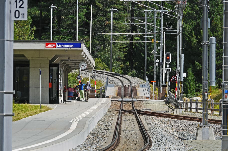 jalur curam, kereta api rhaetian, kereta bernina, jalur meter, rhätikon, morteratsch, stasiun kereta api, holding point, platform, pegunungan