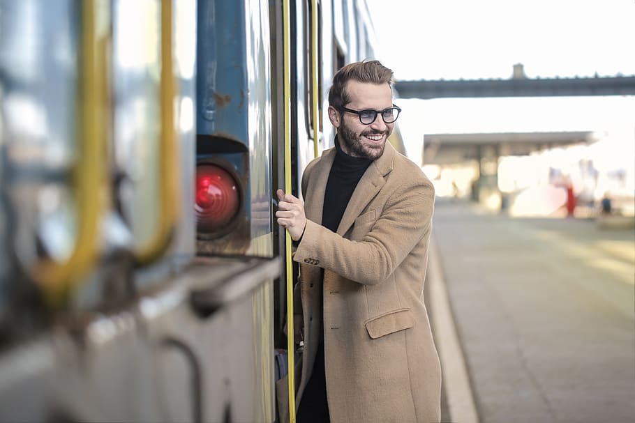 homem, entrando, trem, negócios, sorriso, óculos, barba, transporte, estação, plataforma