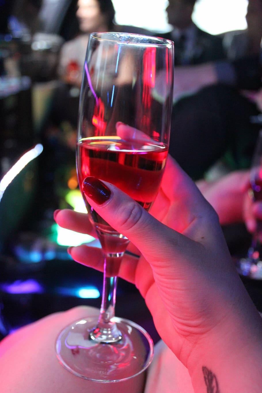 champanhe, taça de champanhe, luzes coloridas, unhas vermelhas, alcoólatra, bebida, óculos, celebração, festival, iluminação